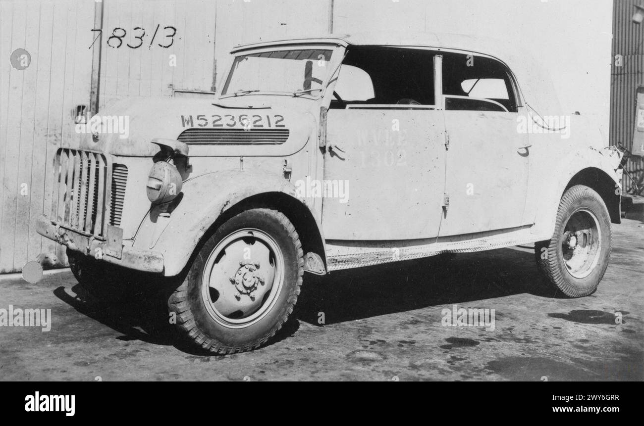 CHARS ALLEMANDS ET VÉHICULES MILITAIRES DE LA SECONDE GUERRE MONDIALE - voiture d'état-major Steyr-Daimler Une copie noir et blanc négatif , Banque D'Images