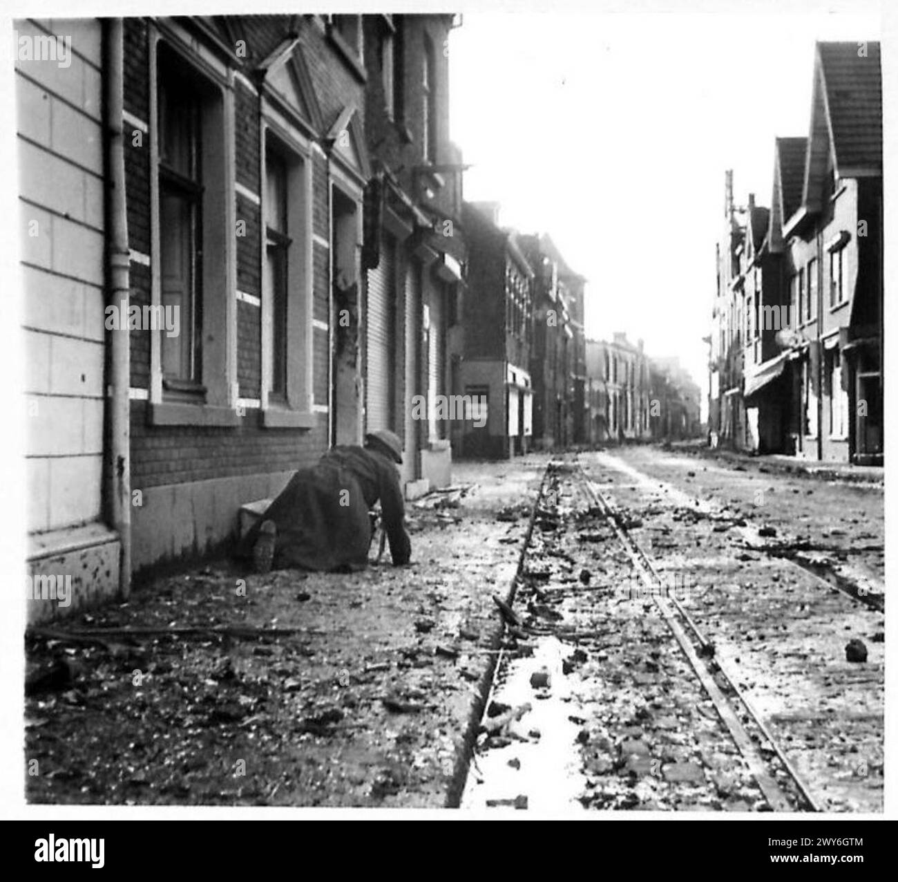Le soldat Tosh du 6e bataillon King’s Own Scottish Borderers rampe le long d’une rue à Blerick lors de l’attaque de la 15e division écossaise, à la recherche de tireurs d’élite restants. Banque D'Images