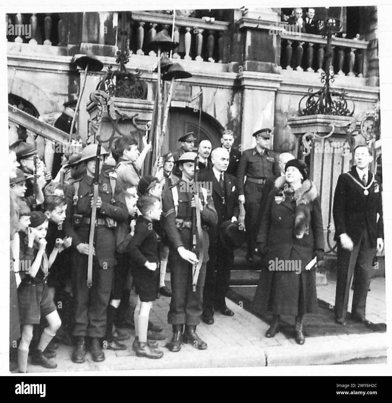 La reine Wilhelmine part de la mairie de Maastricht en Hollande, observée lors des opérations de l'armée britannique du 21e groupe d'armées. Banque D'Images