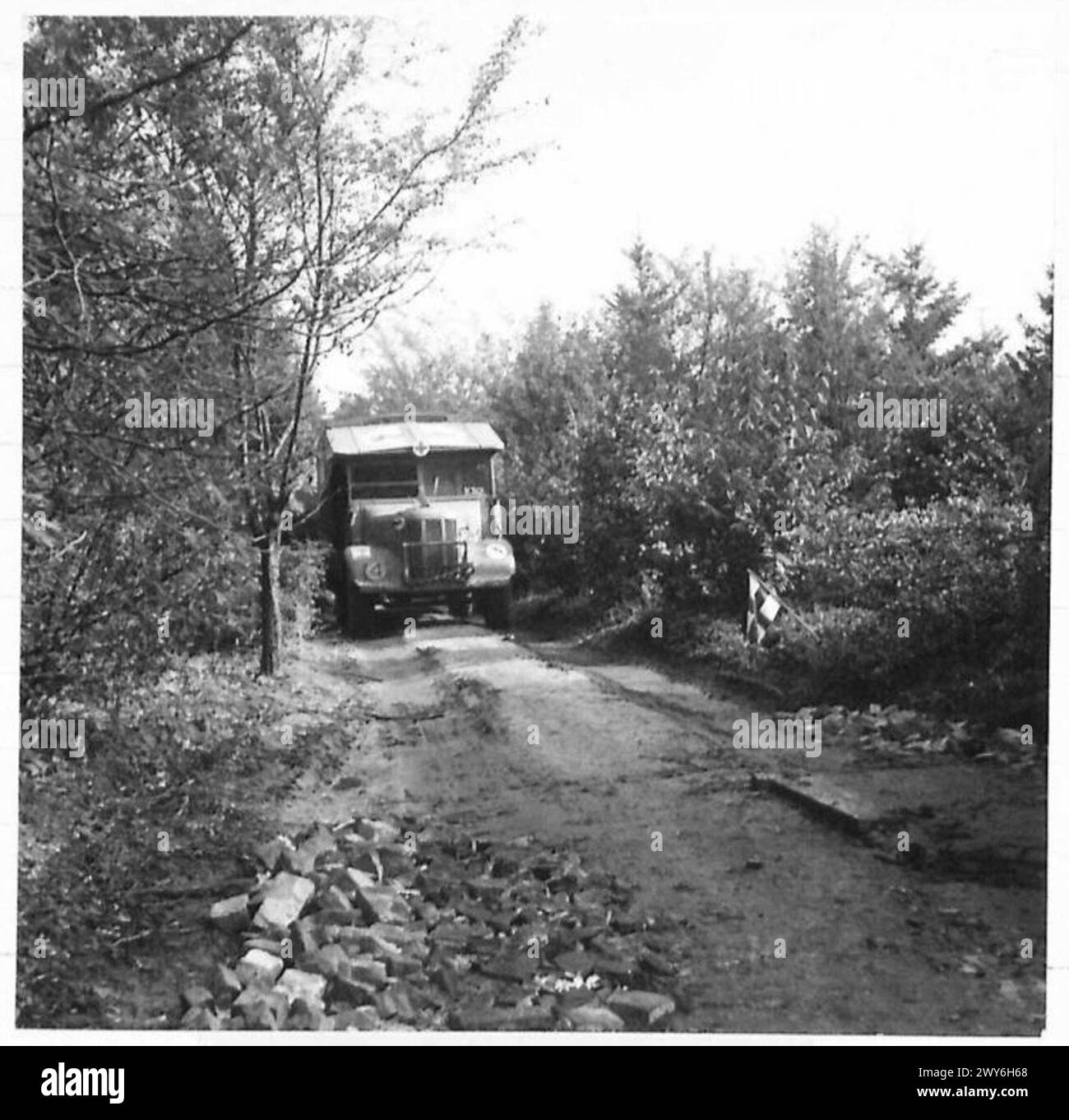 Une ambulance livre un soldat blessé de la zone de bataille pour la réanimation sous soins de l'armée britannique, 21e groupe d'armées. Banque D'Images