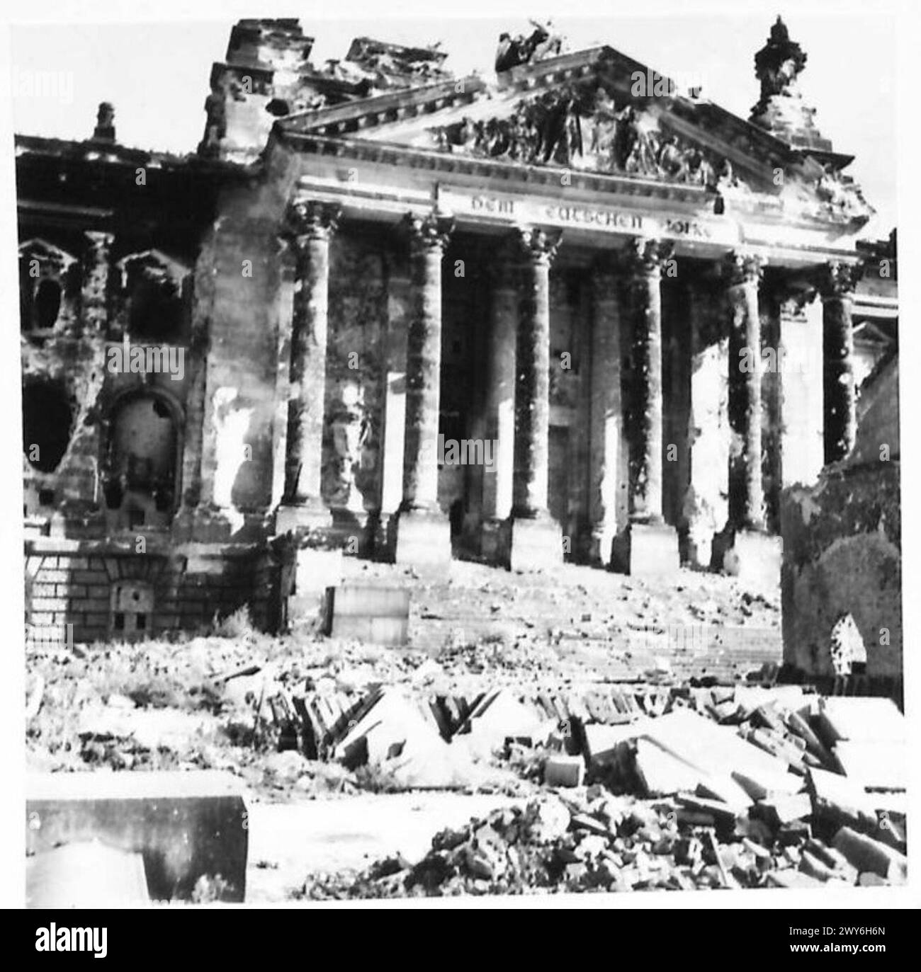 Des photographies représentent Berlin d'après-guerre, montrant des bâtiments détruits et des personnes déplacées dans un camp de transit, enregistrées par les artistes de guerre Captain long et Mary Kessell pour l'armée britannique du Rhin. Banque D'Images