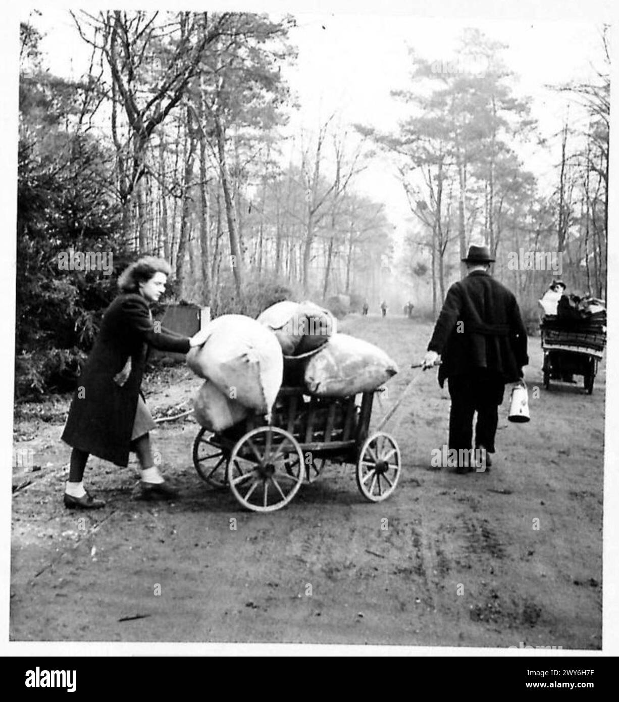 Les réfugiés allemands utilisent des brouettes et d'autres moyens pour transporter leurs biens pendant le déplacement, British Army, 21st Army Group. Banque D'Images