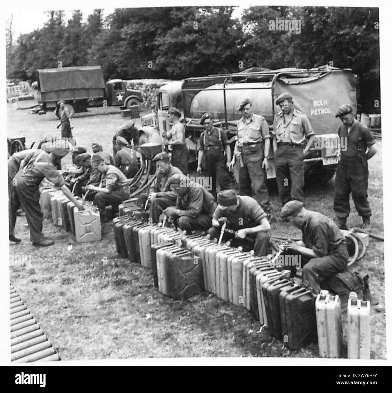 DEUXIÈME CONDUITE D'ESSENCE AVANT - les jerricans sont remplis à partir de camions-citernes dans la zone avant. , Armée britannique, 21e groupe d'armées Banque D'Images