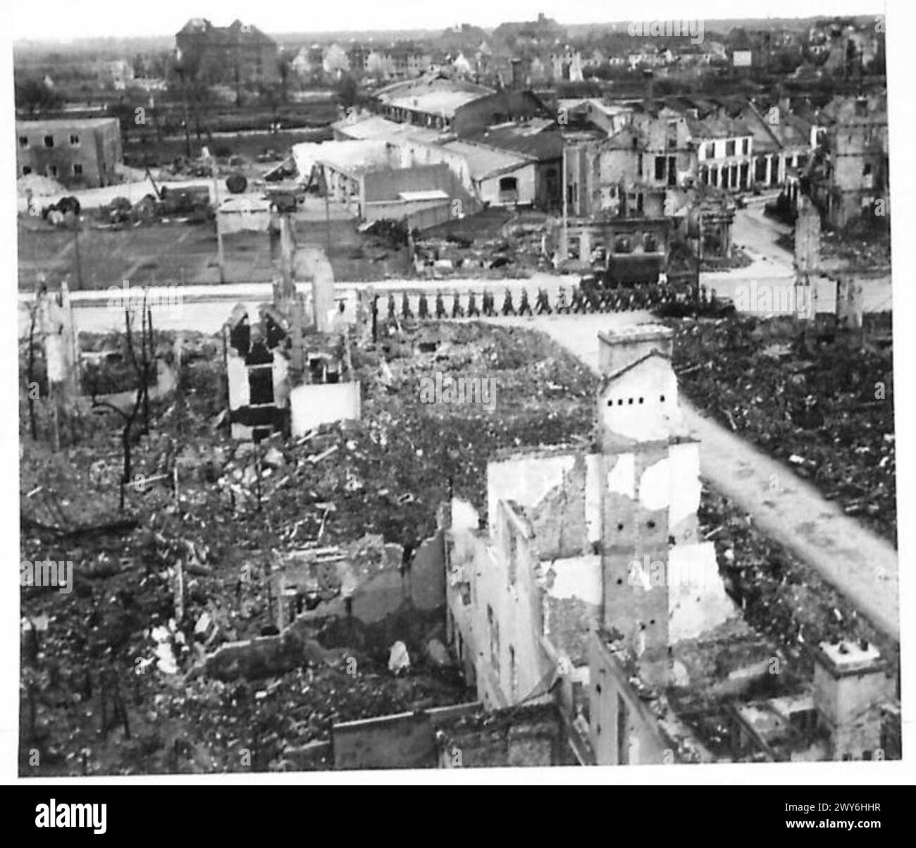 Les vues générales de Brême bombardée montrent des bâtiments endommagés et des destructions urbaines. Armée britannique, 21e groupe d'armées. Banque D'Images