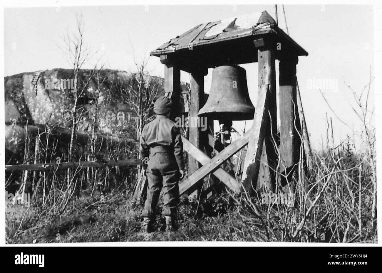 La Bell d'alarme est située près du site des canons allemands traversants, sous observation par le personnel du 21e groupe d'armées britannique. Banque D'Images