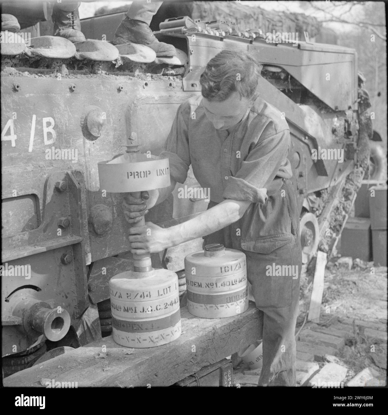 Les chars Churchill AVRE du 79e escadron du 5e régiment d'assaut du Royal Engineers utilisent des mortiers à robinet pétard de 29 cm tirant des bombes de 40 lb sous le commandement de la 3e division d'infanterie au Royaume-Uni le 29 avril 1944. Banque D'Images
