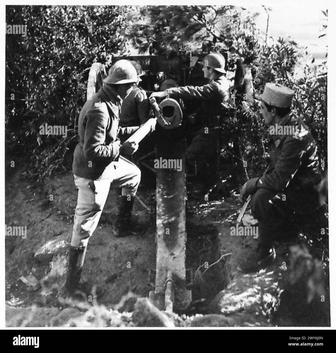 Des artilleurs d'une batterie d'artillerie de campagne française de 75 mm, appartenant au 2e bataillon du 5e régiment de tirailleurs tunisiens, chargent leur canon au QG de Maktar lors de la bataille de Bou Arada le 24 janvier 1943. Banque D'Images