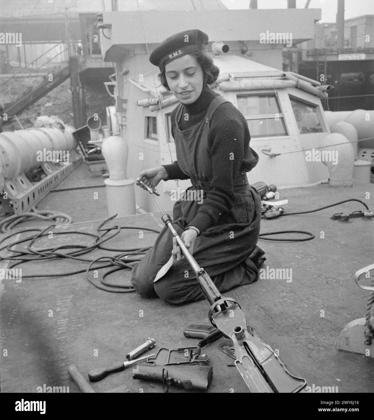 Les WRNS de maintenance, connus sous le nom de QO (Quick-Fire Ordnance) WRNS, sont photographiés décapant et nettoyant les mitrailleuses Lewis et 0,5 Vickers à bord de petits bateaux de la Royal Navy, y compris MTB, MGB, ML, MOS et MASB après les opérations. Banque D'Images