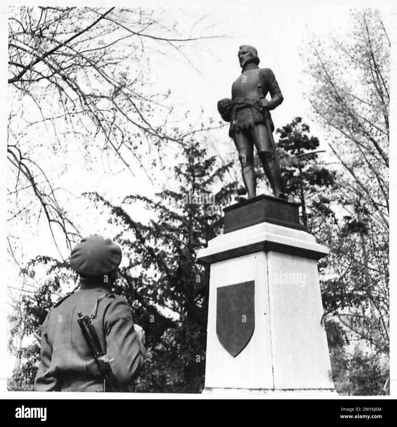 Un soldat britannique du 21e groupe d’armées observe la statue de Sir Philip Sidney à Zutphen après la capture de la ville. Banque D'Images