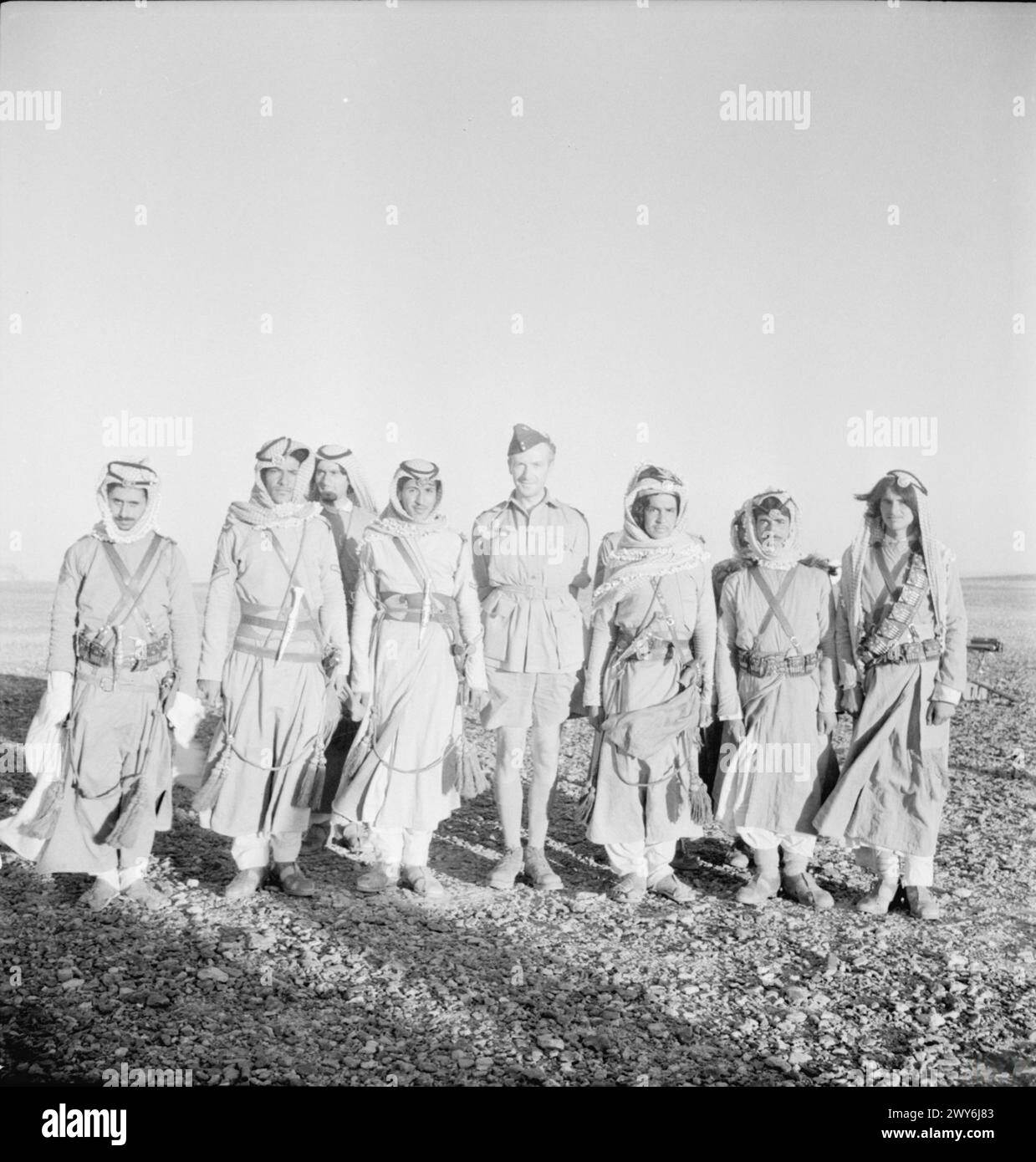 Le photographe Cecil Beaton est photographié avec des membres de la Légion arabe à Azra, en Transjordanie, en 1942. Banque D'Images