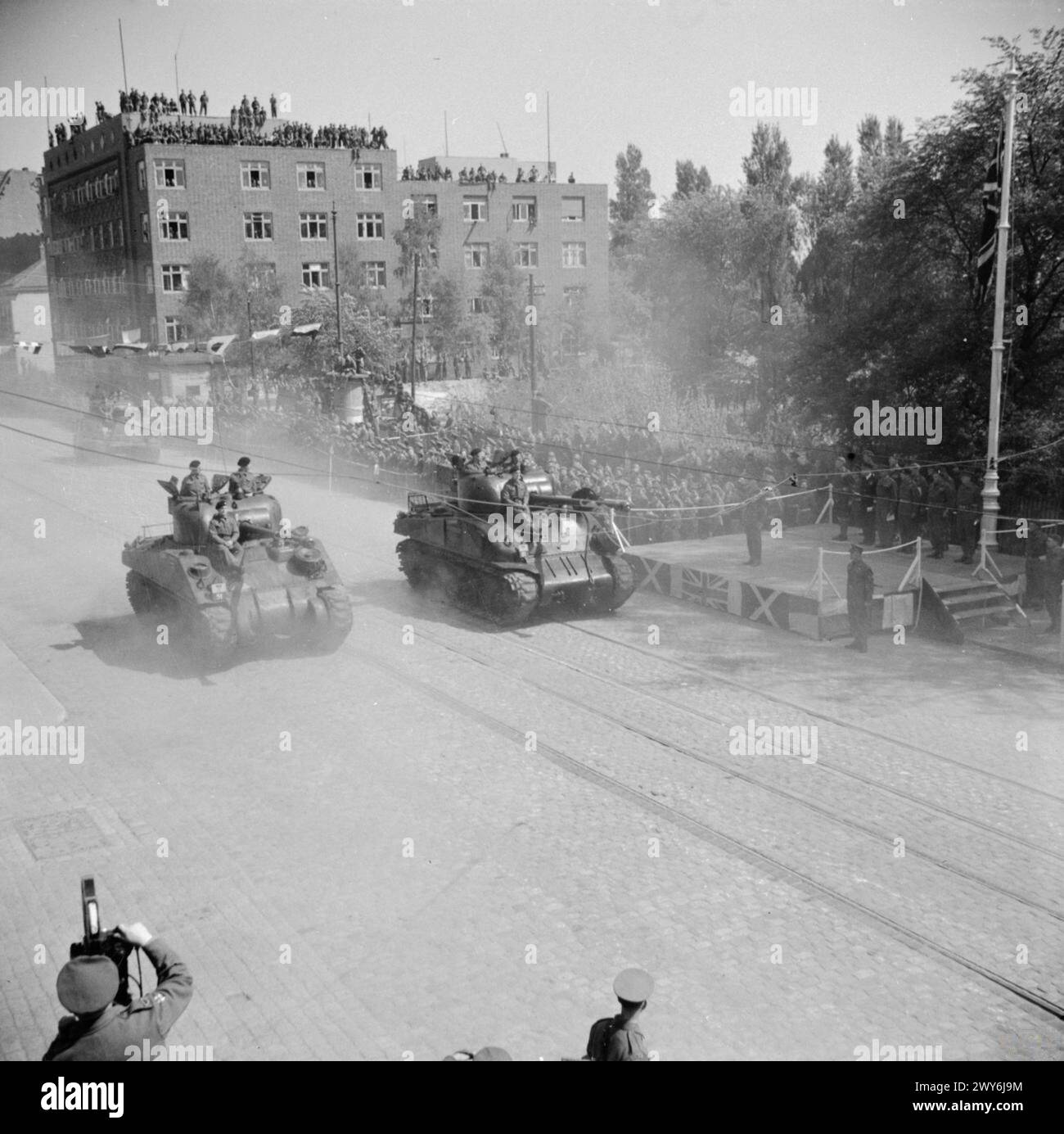 L'ARMÉE BRITANNIQUE EN EUROPE DU NORD-OUEST 1944-45 - les chars Sherman participent à un défilé de la victoire à Bremerhaven, le 12 mai 1945. , Banque D'Images