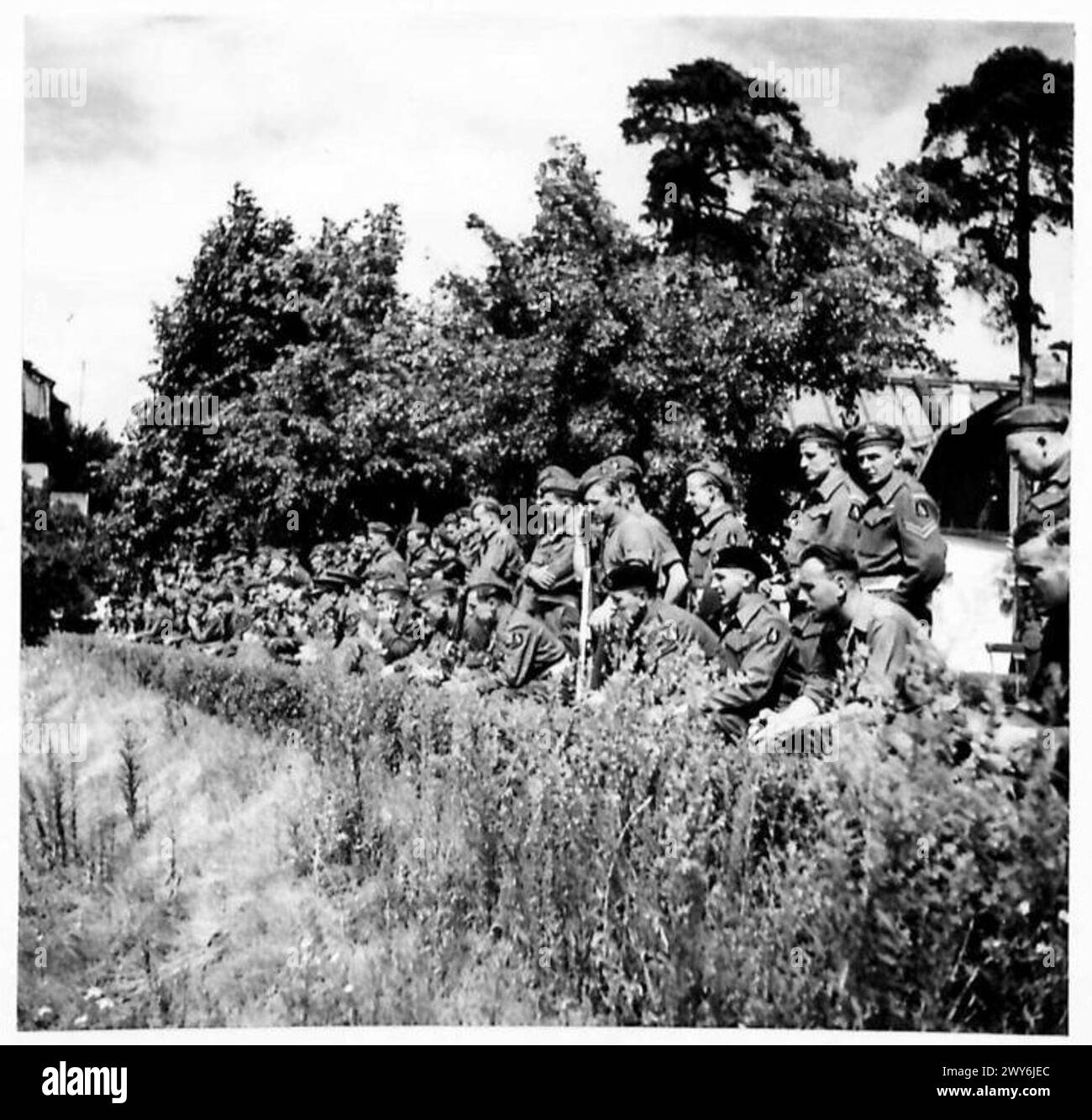 OUVERTURE DU JERBOA CLUB : BERLIN - Desert rats regarder l'exposition de tennis. , Armée britannique, 21e groupe d'armées Banque D'Images