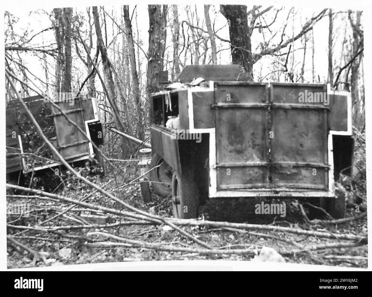 Des véhicules tirés par des chevaux allemands détruits sont vus après des opérations de combat, illustrant l'impact sur la logistique ennemie pendant la IIe Guerre mondiale Banque D'Images
