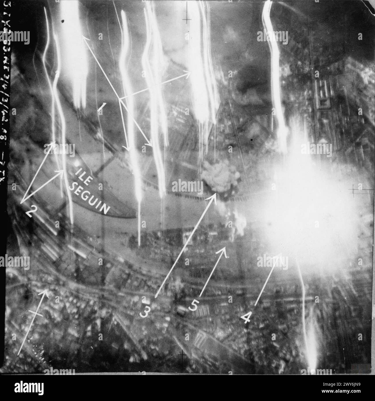 Le Royal Air Force Bomber Command mène un raid nocturne sur l'usine Renault de Boulogne-Billancourt près de Paris entre 1942 et 1945. 235 avions larguèrent un tonnage record de bombes en utilisant des fusées éclairantes pour éclairer ; un Vickers Wellington fut perdu. Banque D'Images