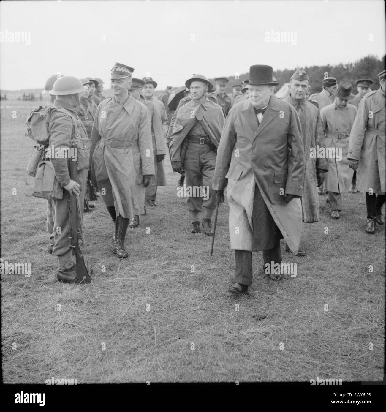 WINSTON CHURCHILL DANS LA SECONDE GUERRE MONDIALE - Winston Churchill et le général Władysław Sikorski, le premier ministre du gouvernement polonais en exil et C-en-C des forces armées polonaises (à gauche), inspectant les troupes de la 1re brigade de fusiliers (1er corps polonais) à Tentsmuir. Le général Tadeusz Klimecki, chef de l'état-major polonais, marche derrière Churchill. , Armée polonaise, Forces armées polonaises de l'Ouest, 1er corps, Forces armées polonaises de l'Ouest, 1er corps, 1re brigade de fusiliers, Sikorski, Władysław, Churchill, Winston Leonard Spencer, Klimecki, Tadeusz Apolinary Banque D'Images