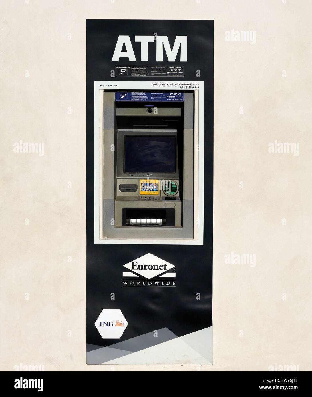 Distributeur automatique de billets, dans un mur blanchi à la chaux, El Cotillo, Fuerteventura, Îles Canaries, Espagne. Prise en février 2024 Banque D'Images