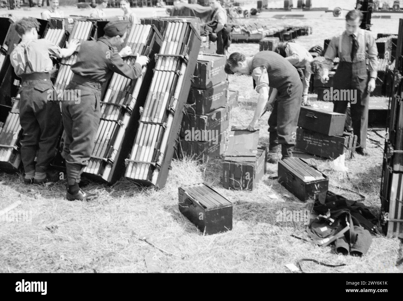 PRÉPARATION DES INCENDIAIRES POUR LE CHARGEMENT SUR LES BOMBARDIERS LANCASTER - photo (publiée en 1943) montre - préparation des incendiaires pour le chargement sur les bombardiers Lancaster. , Banque D'Images