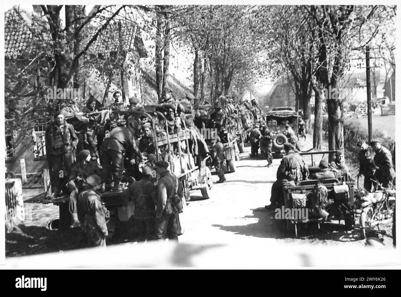 AVANCE DE LA 6ème DIVISION AÉROPORTÉE - Un embouteillage sur la route menant à Scharrel. , Armée britannique, 21e groupe d'armées Banque D'Images