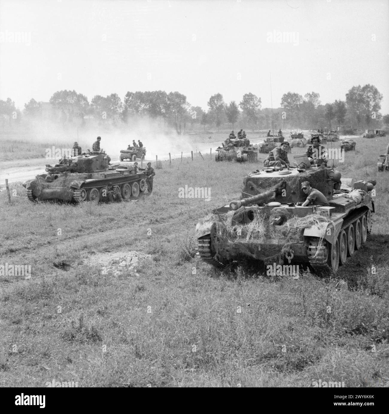 L'ARMÉE BRITANNIQUE EN NORMANDIE 1944 - les chars Cromwell de la 7e division blindée sont assemblés pour l'opération Goodwood, le 18 juillet 1944. , Armée britannique Banque D'Images