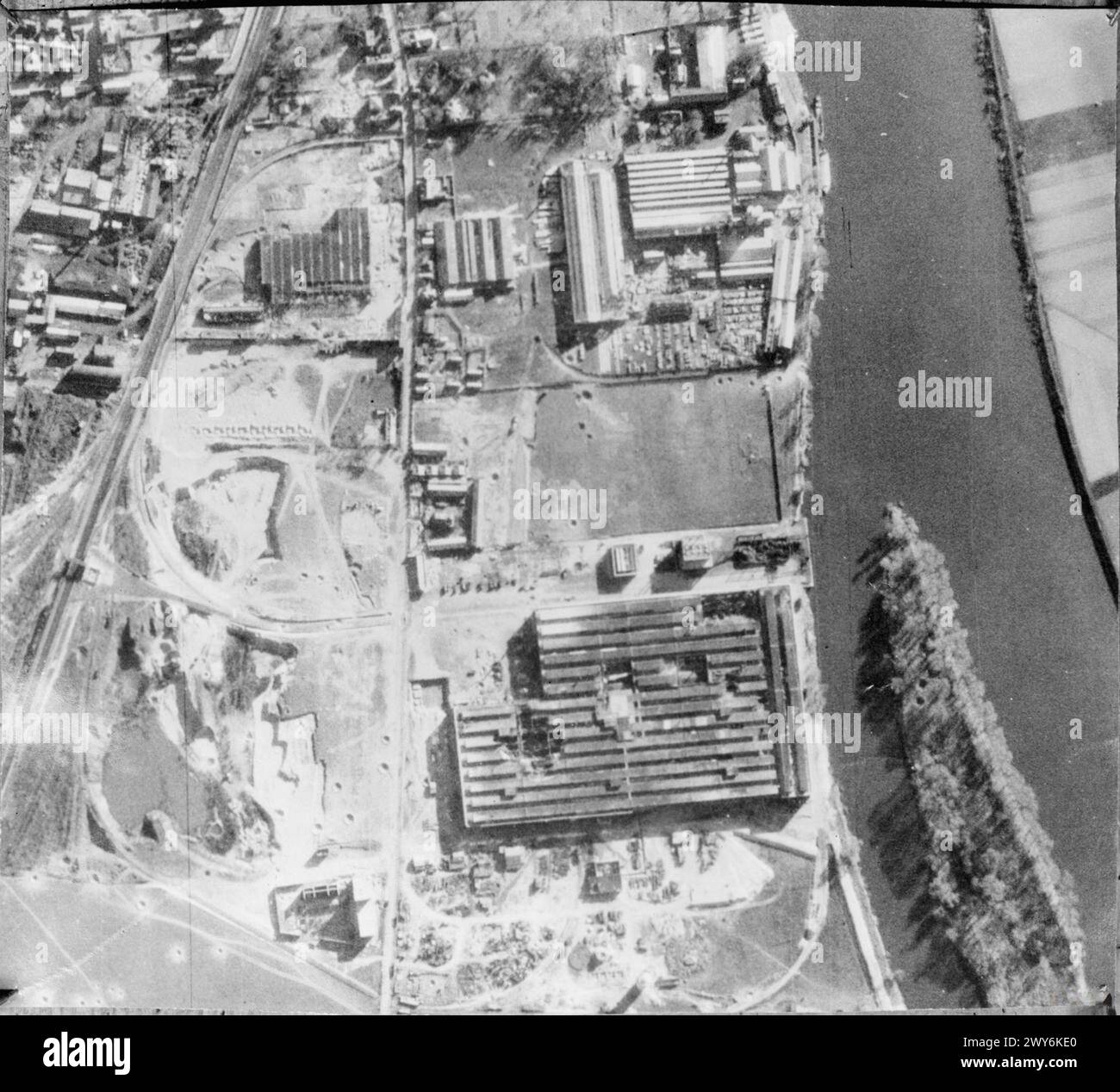 Une photographie aérienne verticale montre les travaux automobiles de Matford à Poissy, en France, avec de graves dommages aux bâtiments principaux, transformateurs, fonderies et machines-outils après les raids nocturnes du RAF Bomber Command les 1-2 et 2-3 avril 1942. Banque D'Images