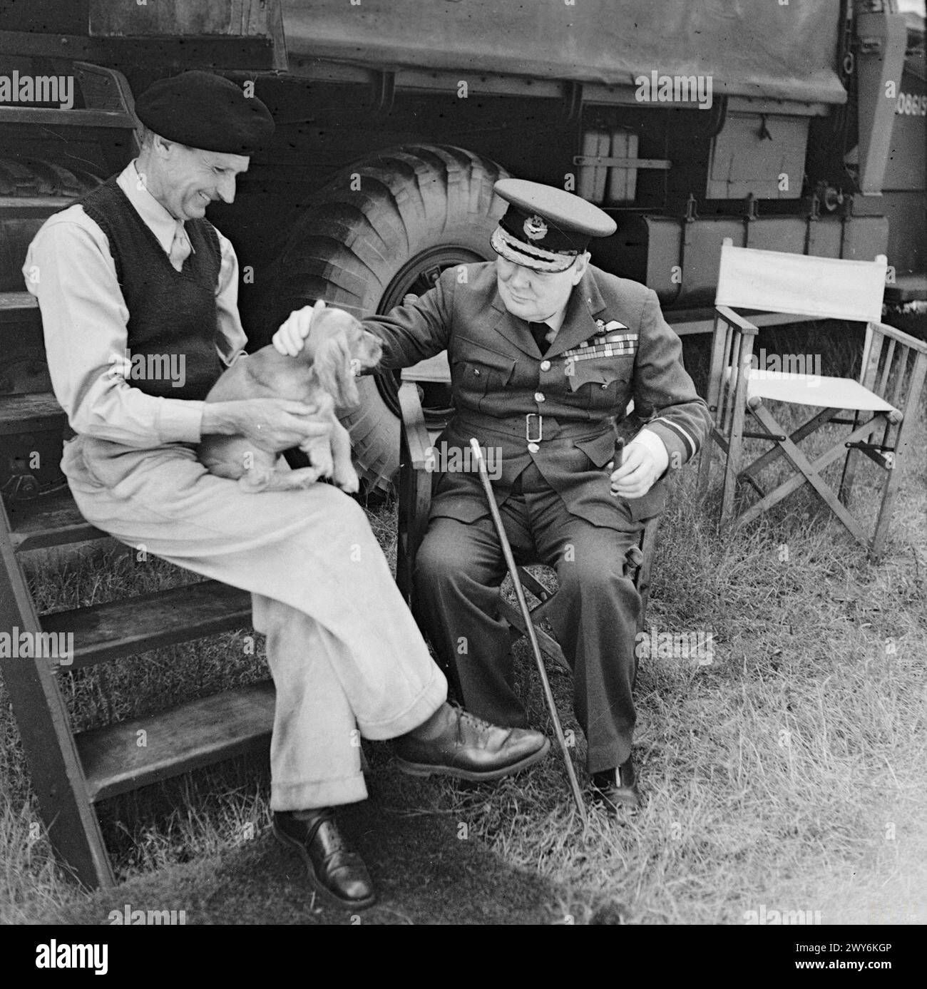 WINSTON CHURCHILL VISITE LA NORMANDIE, AOÛT 1944 - le premier ministre Winston Churchill et le général Sir Bernard Montgomery et son chien (nommé Rommel) en Normandie à la caravane de Montgomery à son quartier général au Château Creully, le 7 août 1944, Churchill, Winston Leonard Spencer, armée britannique Banque D'Images