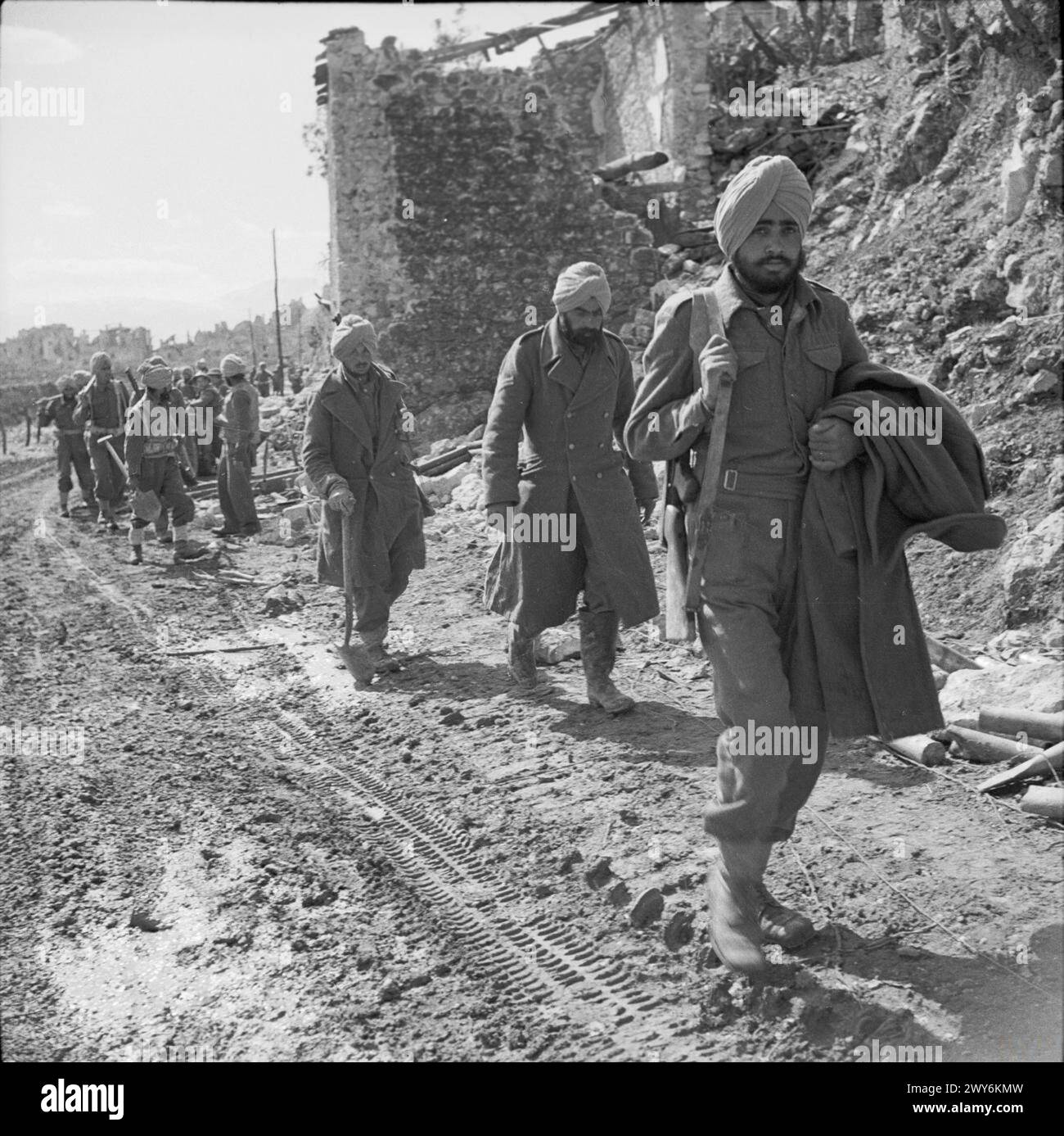 LES BATAILLES DE MONTE CASSINO, JANVIER-MAI 1944 - deuxième phase 15 février - 10 mai 1944 : les troupes indiennes passent des bâtiments brisés par la bombe à la périphérie de la ville de Cassino. , Armée indienne britannique Banque D'Images