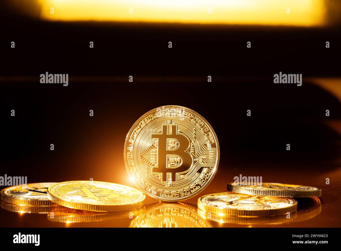Bitcoin crypto-monnaie pièces d'or sur fond noir. Banque D'Images