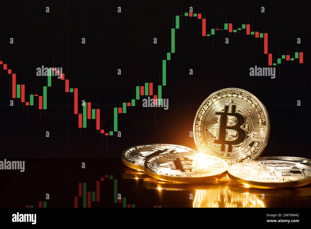 Bitcoin crypto-monnaie pièce d'or. Graphiques de montée et de descente de bitcoin. Banque D'Images