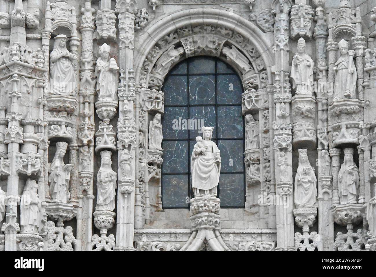 Portugal, Lisbonne : sculptures du portail sud de l'église Santa Maria de Belem, classée au patrimoine mondial de l'UNESCO. Au centre, la statue de notre Banque D'Images