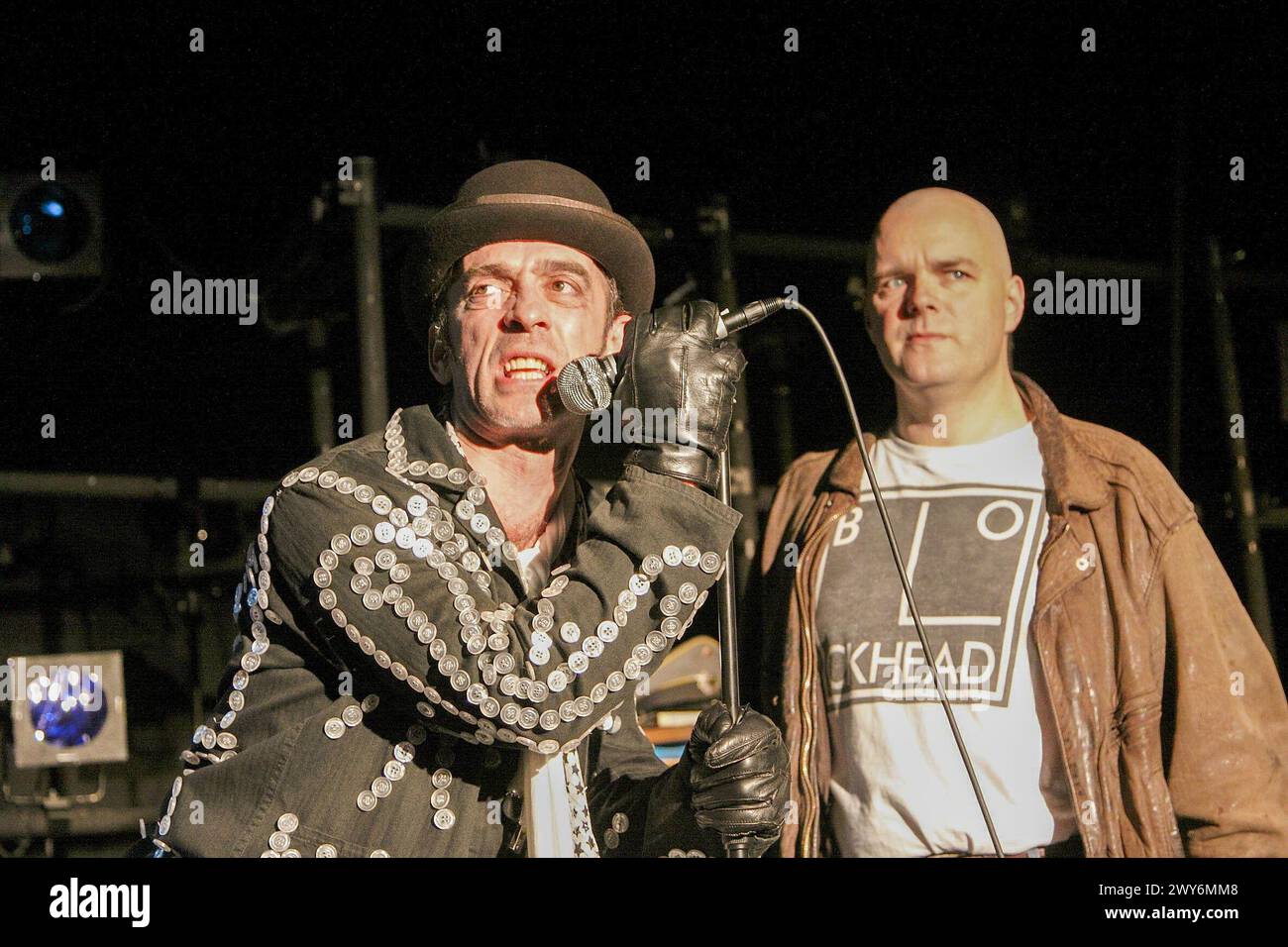 de gauche à droite : Adrian Schiller (Ian Dury), Josh Darcy (Fred Spider Rowe) dans HIT ME! - THE LIFE & RHYMES OF IAN DURY écrit et réalisé par Jeff Merrifield au Leicester Square Theatre, Londres WC2 07/01/2009 Banque D'Images