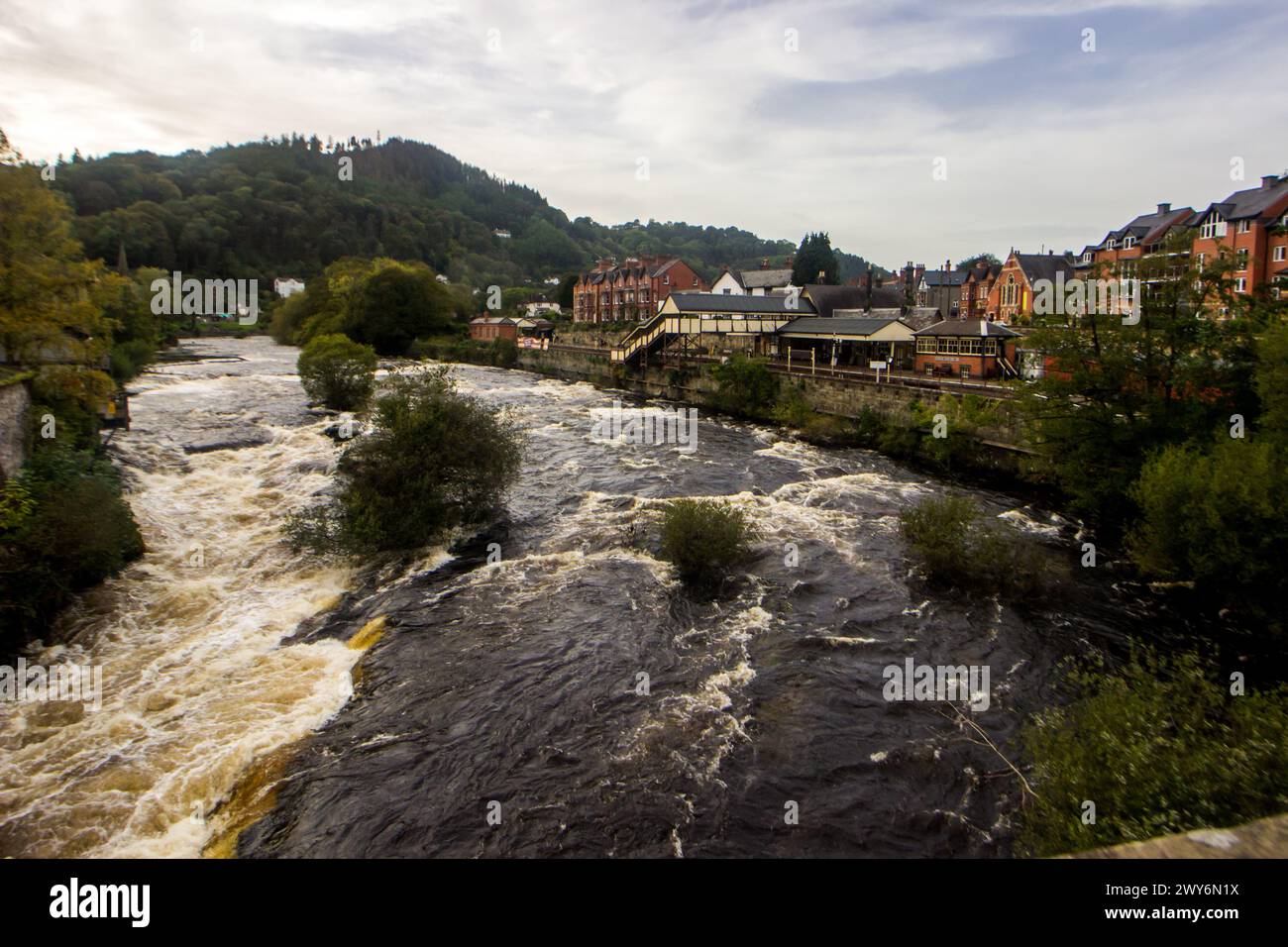 Vue sur les eaux bruyantes de la rivière Dee depuis le pont médiéval dans la ville de Llangollen dans le nord-ouest du pays de Galles Banque D'Images
