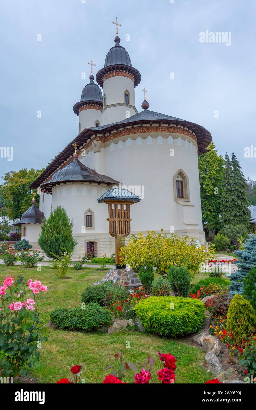 Monastère de Varatec pendant une journée nuageuse en Roumanie Banque D'Images