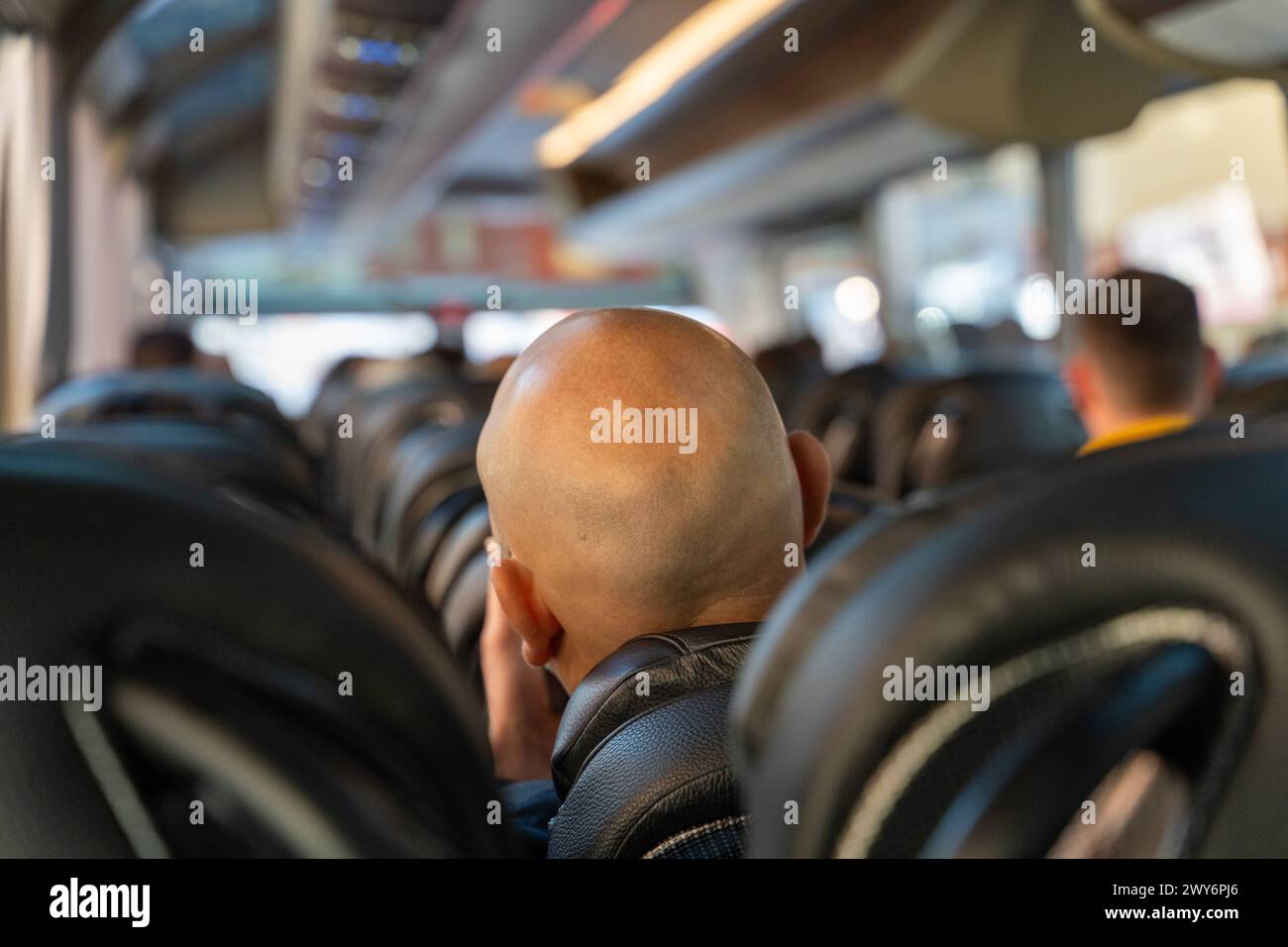 13 mars 2023 : un homme est assis dans un entraîneur *** Ein Mann sitzt in einem Reisebus Banque D'Images