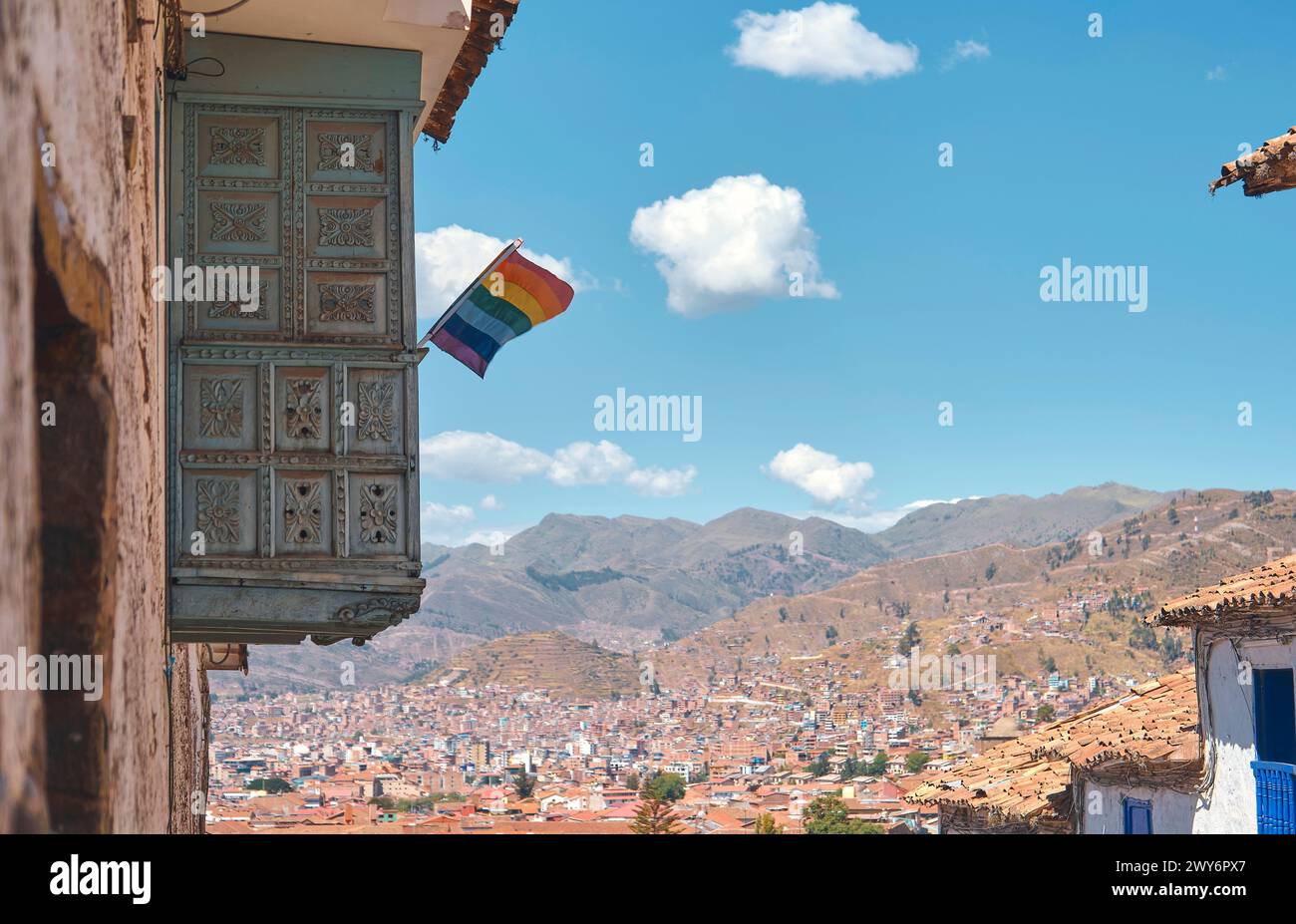 Drapeau de Cusco sur un balcon en bois, Cusco, Pérou Banque D'Images