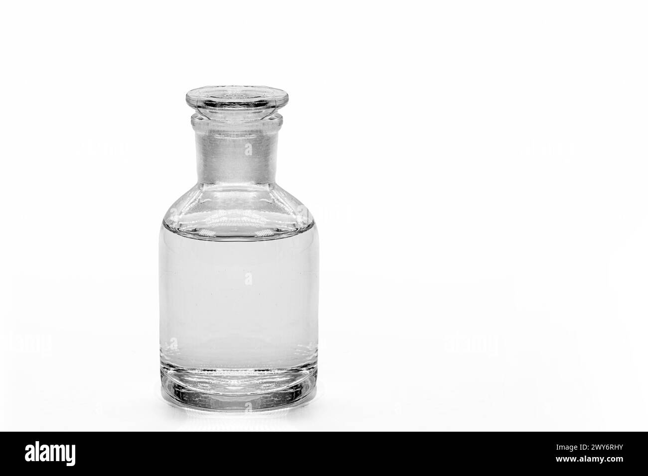 Pesticide liquide diéthyltoluamide DEET 99% TC pour répulsif contre les moustiques, en flacon de réactif. Produit chimique utilisé pour le poison, les répulsifs et les pesticides Banque D'Images