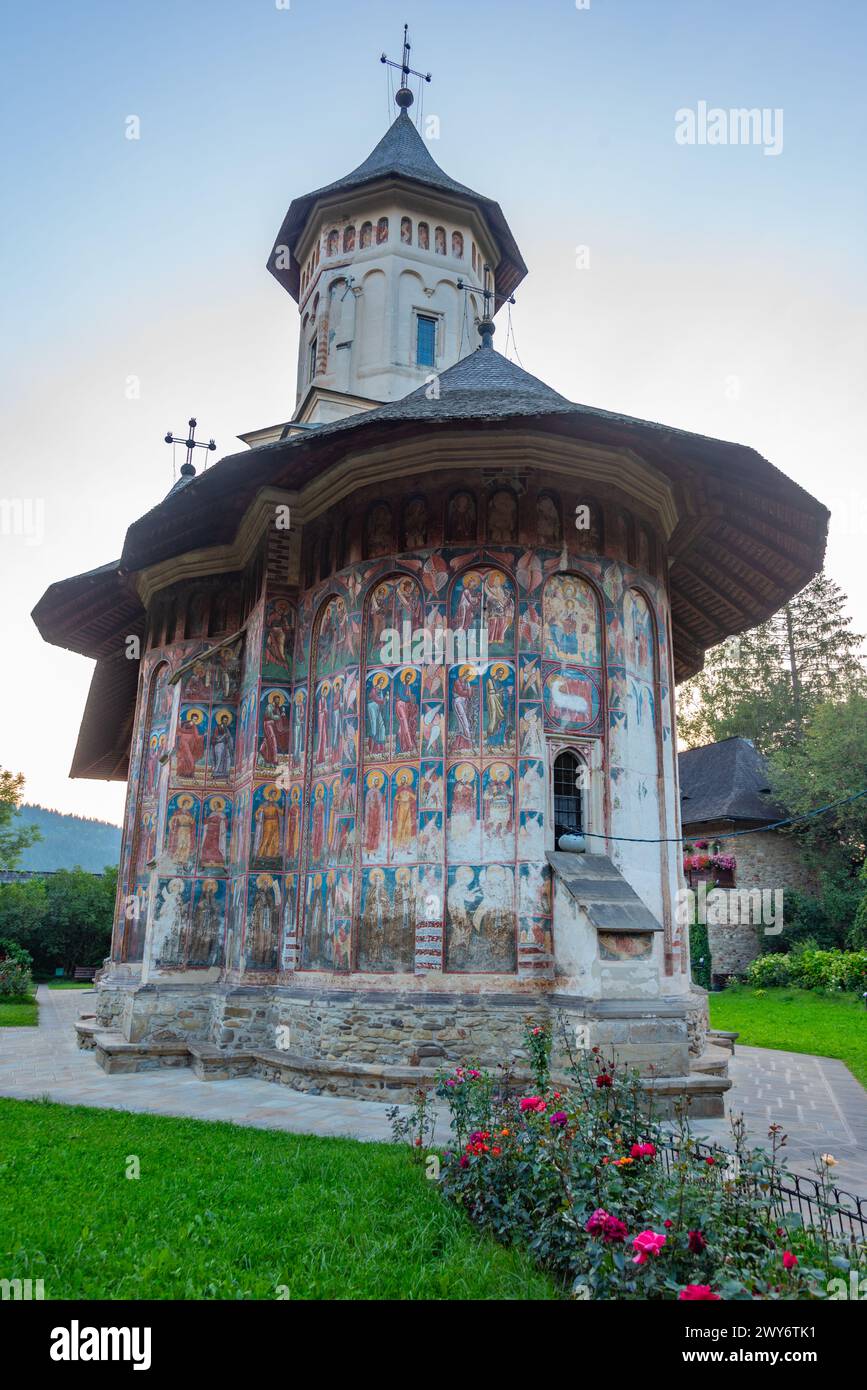 Coucher de soleil au monastère Moldovita en Roumanie Banque D'Images