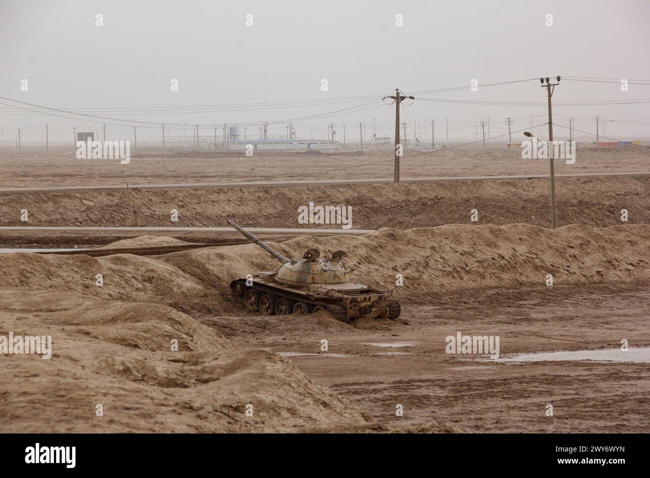 Un char détruit qui reste de la guerre Iran-Irak dans les années 1980 Voici la ville frontalière de Shalamcheh dans la province du Khuzestan dans le sud-ouest de l'Iran. Banque D'Images