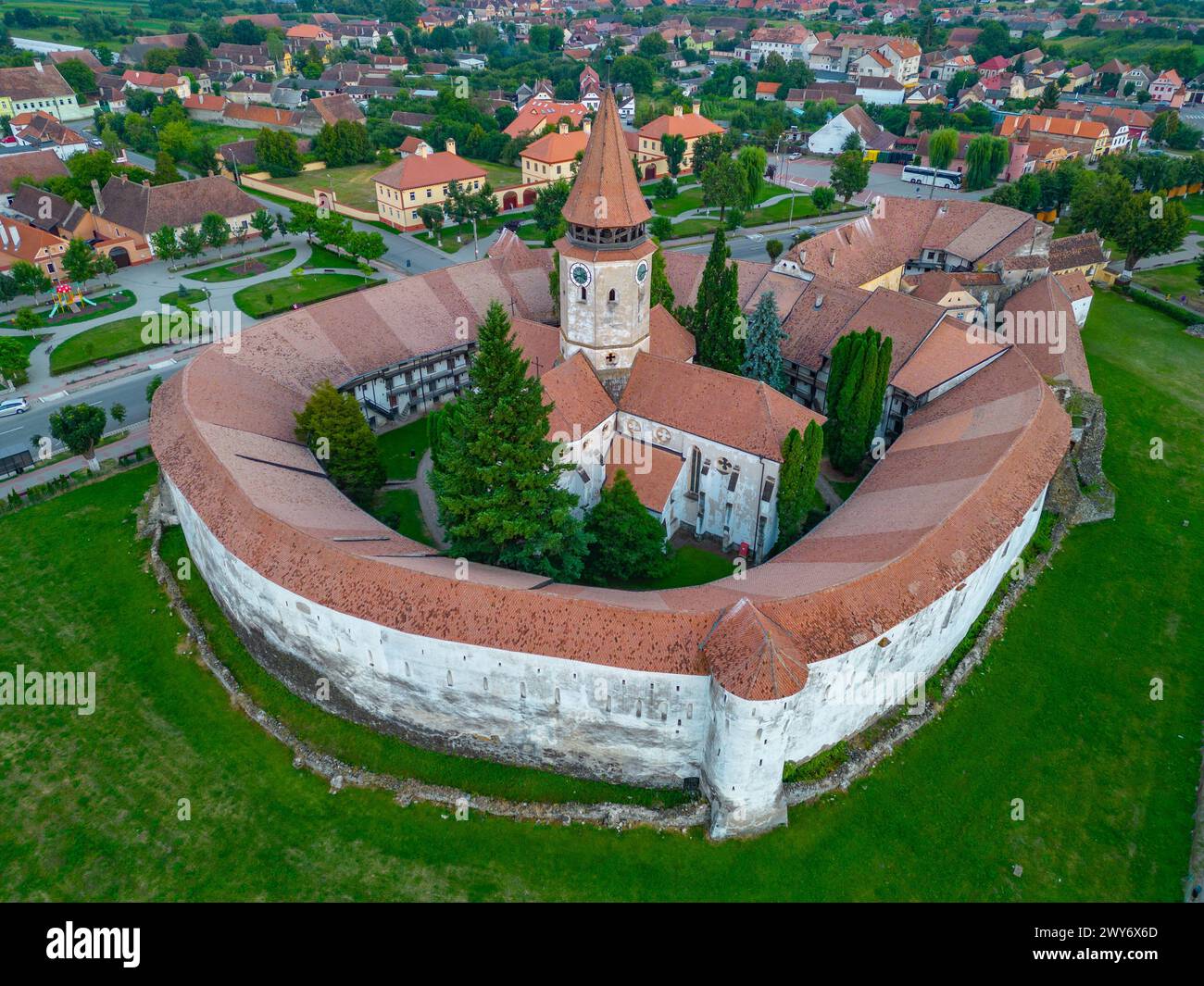 Vue du coucher du soleil sur l'église fortifiée de Prejmer, Roumanie Banque D'Images