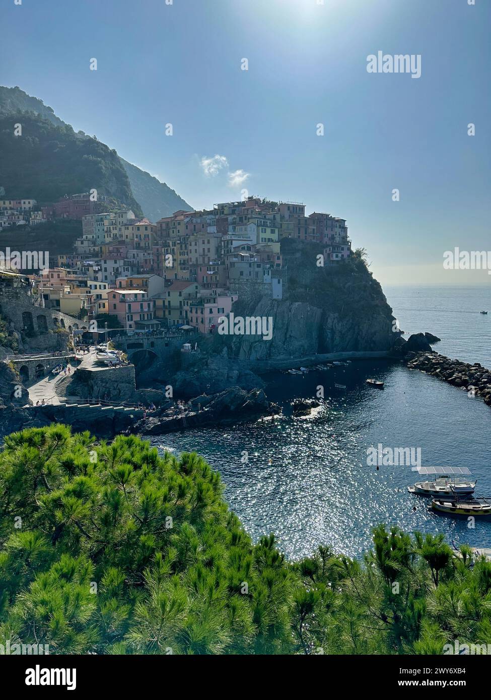 Vue sur le village de Manarola, l'un des cinque terre dans une journée ensoleillée d'octobre. Italie Banque D'Images