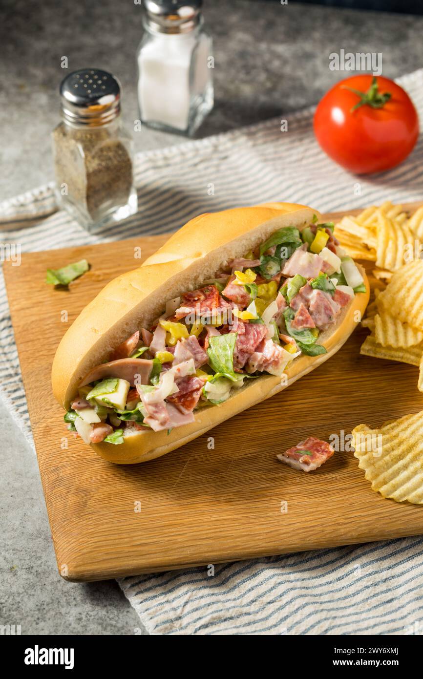 Sandwichs italiens hachés maison tendance avec salami et Mayo Banque D'Images