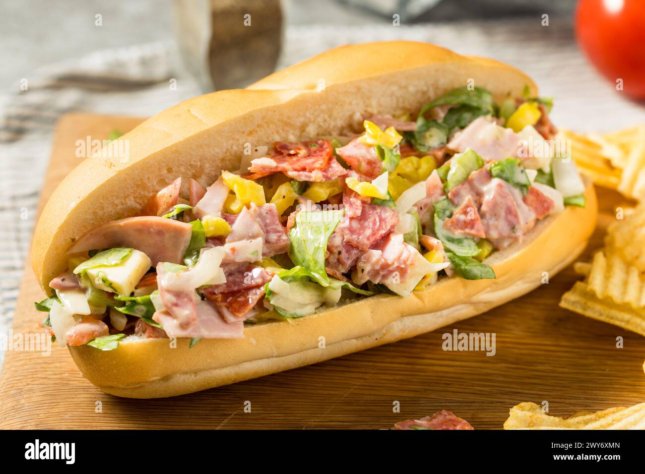 Sandwichs italiens hachés maison tendance avec salami et Mayo Banque D'Images