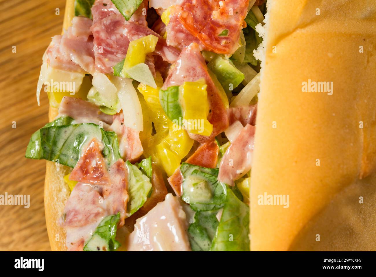 Sandwichs italiens hachés maison tendance avec salami et Mayo Banque D'Images