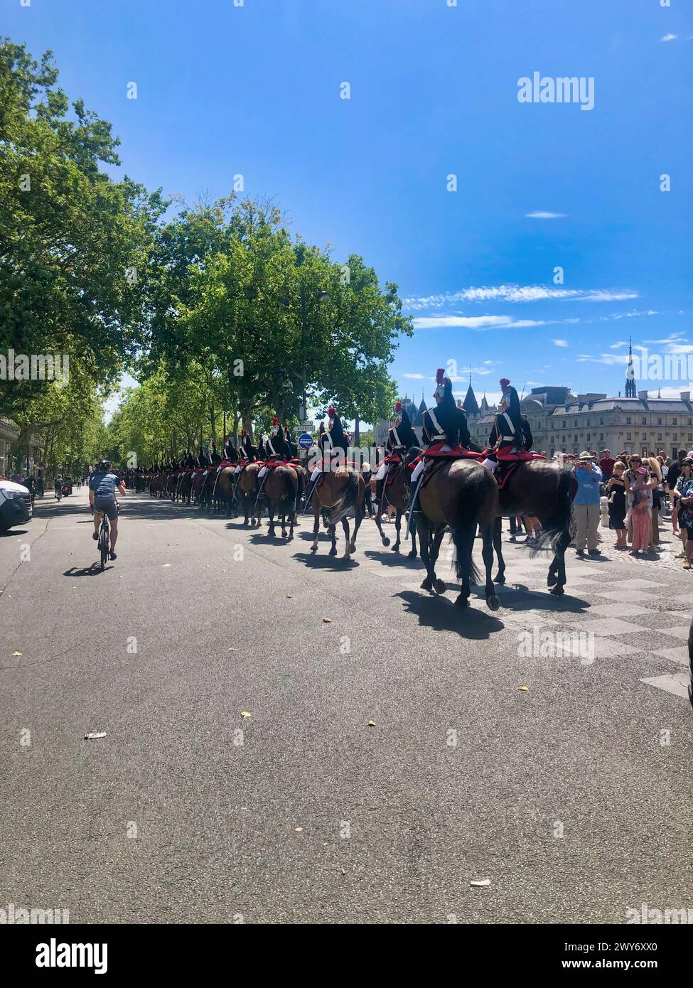 Paris, France - 14 juillet 2023 : défilé militaire à cheval sur les rives de la Seine pendant la fête nationale française Banque D'Images