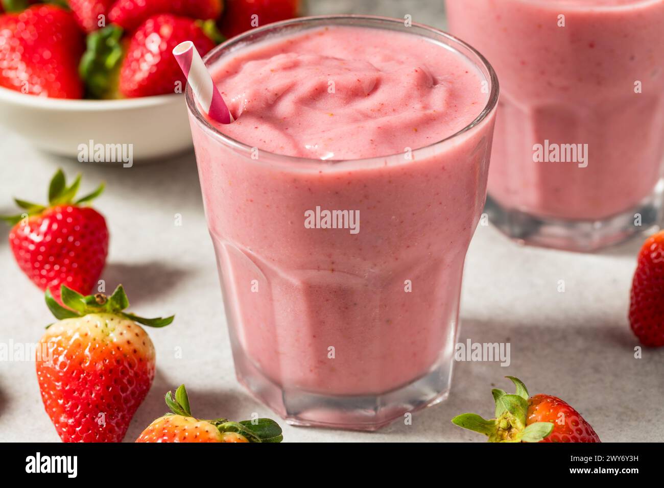 Smoothie de fraise biologique rouge saine avec lait d'amande pour le petit déjeuner Banque D'Images