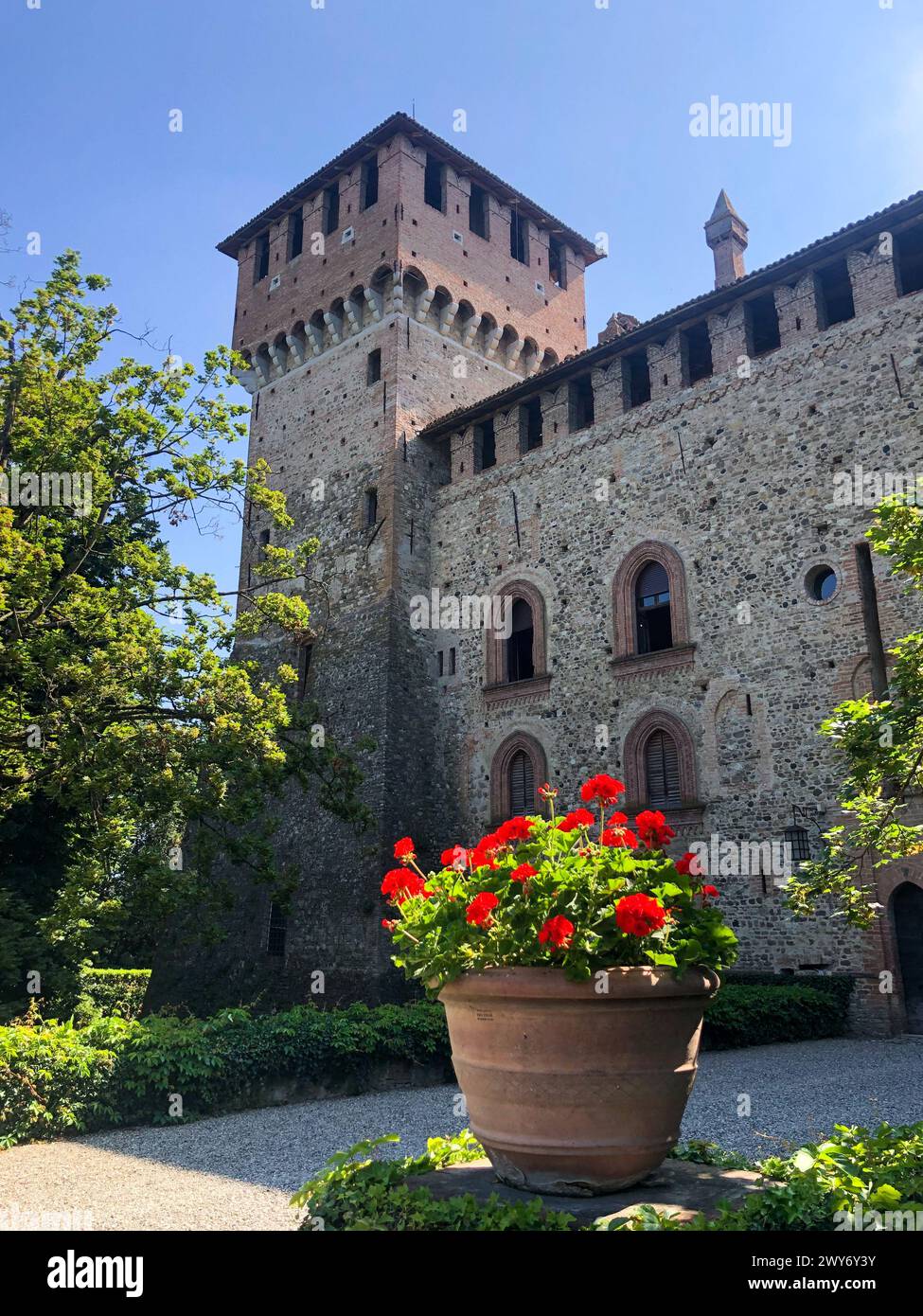 Grazzano Visconti, italie - 11 juin 2023 : vue sur le château médiéval restauré par Giuseppe Visconti di Modrone dans la province de Piacenza, murs en pierre et briques Banque D'Images