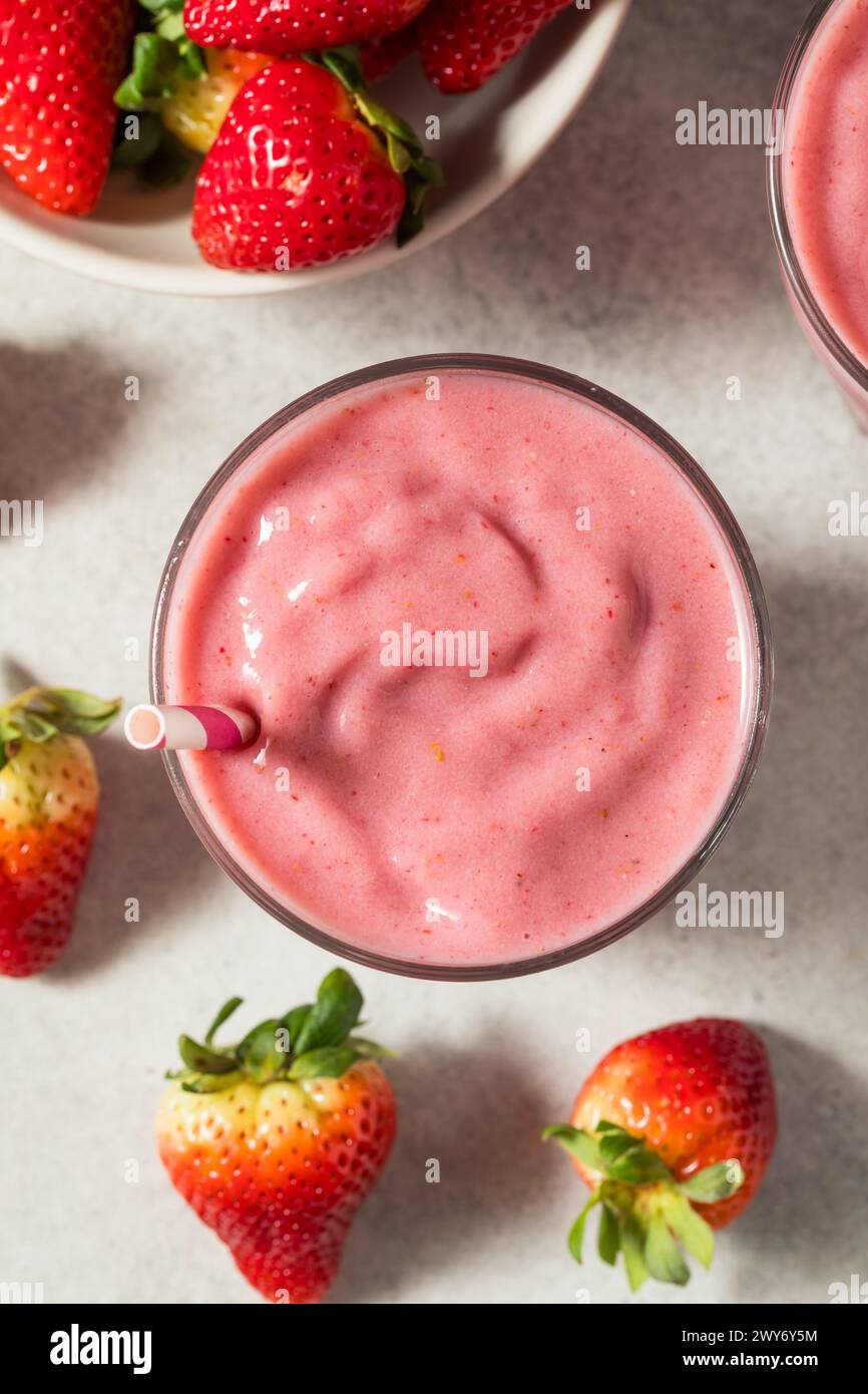 Smoothie de fraise biologique rouge saine avec lait d'amande pour le petit déjeuner Banque D'Images