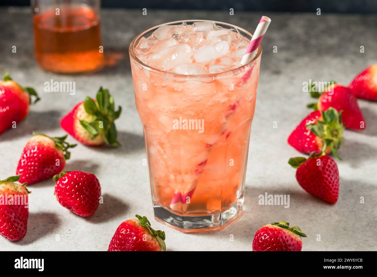 Soda à la fraise rafraîchissante à froid avec de la glace et une paille Banque D'Images