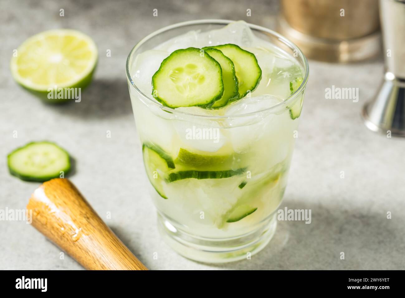 Cocktail rafraîchissant Boozy Gordons Cup avec concombre au Gin et citron vert Banque D'Images