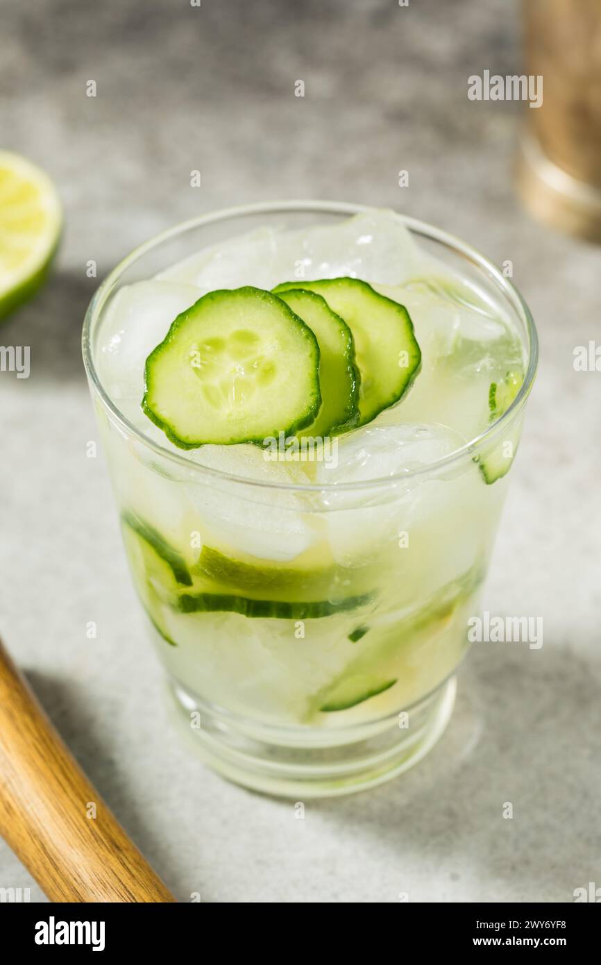 Cocktail rafraîchissant Boozy Gordons Cup avec concombre au Gin et citron vert Banque D'Images