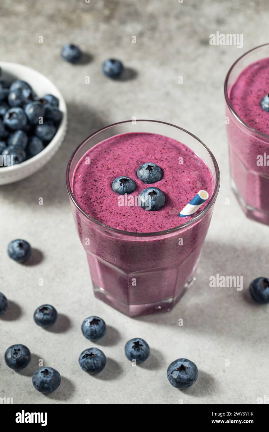 Smoothie glacée et froide aux myrtilles saines avec lait d'amande pour le petit déjeuner Banque D'Images